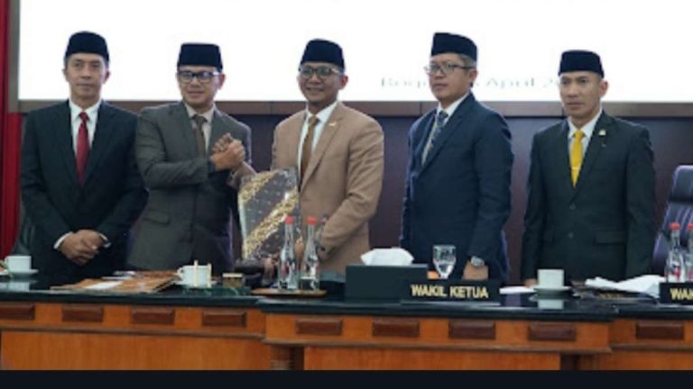 (ADV) Refleksi Kinerja DPRD Kota Bogor Tahun 2023 Serap Aspirasi, Jalankan Fungsi, Tuntaskan Amanah HUMPROPUB - DPRD Kota Bogor telah resmi menutup masa sidang tahun 2023. Dalam menjalankan tugas dan jabatan, para anggota DPRD Kota Bogor terus berkomitmen untuk menuntaskan janji, terus menyerap aspirasi dan menjalankan fungsi yang diamanatkan oleh Undang-undang. Dalam menuntaskan janji sesuai dengan fungi Legilasi, DPRD Kota Bogor tercatat telah menetapkan 10 Peraturan Daerah (Perda) selama tahun 2023, yang terbagi dari 6 Perda yang masuk kedalam Propemperda 2023 dan 4 Perda limpahan dari tahun sidang sebelumnya. Tak hanya itu, DPRD Kota Bogor terus menyerap aspirasi masyarakat baik melalui proses rapat dengar pendapat, audiensi dan penyampaian unjuk rasa. Pada tahun 2023, beberapa aspirasi yang difasilitasi oleh DPRD Kota Bogor diantaranya adalah mediasi warga perumahan Bukit Mekar Wangi (BMW) dengan pihak developer, mediasi penyelesaian pembayaran gaji eks karyawan PDJT, tindaklanjut masalah banjir di Cibuluh, mediasi perselisihan antara pedagang dan Perumda PPJ untuk pembongkaran Plaza Bogor, dan aspirasi budayawan terkait bangunan cagar budaya di Jembatan Otista. Ketua DPRD Kota Bogor, Atang Trisnanto, menyampaikan, DPRD Kota Bogor tentu berkomitmen untuk terus menuntaskan amanah tersisa hingga selesai masa bakti di bulan Agustus 2024. Sebagai lembaga perwakilan rakyat, Atang berharap semua pimpinan dan anggota dapat menangkap pesan dan aspirasi masyarakat untuk diselesaikan dan dituangkan dalam kebijakan regulasi maupun anggaran. “Seluruh aspirasi yang masuk tentu harus ditindaklanjuti agar arah pembangunan di Kota Bogor sesuai dengan kebutuhan masyarakat. Khusus terkait permasalahan warga yang terekam oleh dewan, kita akan upayakan sekuat tenaga untuk bisa diselesaikan oleh para pihak terkait. Semoga kami bisa menuntaskan amanah ini dengan sebaik-baiknya” ujar Atang. Dalam menjalankan fungsi dan peran pengawasan, DPRD Kota Bogor selama satu tahun ini telah melakukan banyak sidak dan pengawasan terhadap kinerja Pemerintah Kota Bogor. Pada awal tahun 2023, Komisi I DPRD Kota Bogor tercatat melakukan pengawasan terhadap pembangunan gerai Mie Gacoan yang dinilai tidak memenuhi syarat dan peraturan yang ada. Dalam melakukan pengawasan, Komisi I DPRD Kota Bogor melakukan rapat kerja dengan dinas terkait, menyerap aspirasi warga dan melakukan sidak langsung ke lokasi gerai Mie Gacoan. Dari hasil pengawasan, Komisi I DPRD Kota Bogor mengeluarkan rekomendasi yang diberikan kepada Pemerintah Kota Bogor dan pihak pengelola Mie Gacoan. Lalu, Komisi II DPRD kota Bogor, pada tahun 2023 ini melakukan pengawasan secara ketat terhadap kinerja BUMD Kota Bogor. Sebagai kota penyangga, Komisi II DPRD Kota Bogor terus mendorong agar kinerja BUMD yang ada di Kota Bogor bisa maksimal, sehingga menghasilkan kontribusi pendapatan untuk APBD Kota Bogor. Bergerak pada bidang pembangunan dan lingkungan hidup, Komisi III DPRD Kota Bogor, secara konstan melakukan pengawasan terhadap pembangunan yang dilakukan di Kota Bogor. Tercatat beberapa mega proyek yang dikerjakan oleh Pemerintah Kota Bogor diawasi secara langsung oleh Komisi III DPRD Kota Bogor, diantaranya adalah pembangunan Jembatan Otista, pembangunan pedestrian Jalan Ahmad Yani, Pembangunan Sekolah Satu Atap di Kelurahan Kencana dan pembangunan pasar rakyat di Bogor Utara dan Bogor Selatan. Sedangkan untuk Komisi IV DPRD Kota Bogor, pada tahun 2023 ini melakukan pengawasan terhadap kinerja Pemerintah Kota Bogor dan berhasil mengadvokasi warga terkait persoalan PPDB. Komisi IV bersama Komisi I DPRD Kota Bogor melakukan sidak ke Disdukcapil dan menggelar rapat kerja khusus dengan dinas-dinas terkait dengan mengangkat persoalan PPDB. Tak hanya itu, isu terkait penghapusan 55 ribu peserta BPJS PBI-APBN oleh pemerintah pusat juga mendapatkan perhatian khusus dari Komisi IV DPRD Kota Bogor. Teranyar, Komisi IV DPRD Kota Bogor menggelar rapat kerja dengan seluruh stakeholder yang bergerak di bidang kesehatan dan menghasilkan kebijakan untuk mereaktivasi para peserta yang telah dinonaktifkan oleh pemerintah pusat. Terakhir, dari fungsi penganggaran, DPRD Kota Bogor telah menetapkan APBD Kota Bogor tahun anggaran 2024. postur APBD 2024 Kota Bogor terdiri dari Pendapatan Daerah yang disepakati sebesar Rp3,035 triliun dan terdiri dari Pendapatan Asli Daerah (PAD) sebesar Rp1,437 triliun serta Pendapatan Transfer sebesar Rp1,597 triliun. Sedangkan untuk Belanja Daerah disepakati sebesar Rp3,107 triliun dan Pembiayaan Daerah disepakati dengan rincian Penerimaan Pembiayaan Daerah sebesar Rp84,145 miliar, Pengeluaran Pembiayaan Daerah sebesar Rp12,294 miliar dan Pembiayaan Netto sebesar Rp71,851 miliar. Atang Trisnanto, menyampaikan bahwa APBD 2024 Kota Bogor akan difokuskan untuk memenuhi pelayanan dasar masyarakat. Berdasarkan masukan yang disampaikan oleh DPRD Kota Bogor, Atang, menyebutkan DPRD Kota Bogor bersama TAPD Kota Bogor menyepakati untuk menyesuaikan beberapa pos belanja yang dikhususkan untuk menangani permasalahan anak, pelajar serta sekaligus dukungan untuk anak usia dini. “DPRD Kota Bogor bersama dengan Pemerintah Kota Bogor menyepakati untuk penguatan program yang secara langsung dengan permasalahan sosial dan kemiskinan,” ujar Atang. Guna mendukung program pelayanan dasar dan menyiapkan anggaran yang cepat tanggap, DPRD Kota Bogor memberikan catatan kepada Pemerintah Kota Bogor agar penggunaan BTT Tahun 2024 dengan nilai Rp98,5 miliar harus benar-benar dijalankan sesuai dengan peraturan perundang-undangan yang berlaku, sekaligus responsif dan cepat melakukan pemulihan dan perbaikan sarana pasca bencana. Adapun 10 Perda yang telah ditetapkan oleh DPRD Kota Bogor terdiri dari : 1. Raperda Kota Bogor tentang Perlindungan dan Pemberdayaan Lanjut Usia; 2. Raperda Kota Bogor tentang Rencana Perlindungan dan Pengelolaan Lingkungan Hidup 2023-2052; 3. Raperda Kota Bogor tentang Pertanggungajawaban Pelaksanaan Anggaran Pendapatan dan Belanja Daerah Tahun Anggaran 2022 4. Raperda Kota Bogor tentang Perubahan Anggaran Pendapatan dan Belanja Daerah Tahun Anggaran 2023 5. Raperda Kota Bogor tentang Anggaran Pendapatan dan Belanja Daerah Tahun Anggaran 2024; 6. Raperda tentang Pajak Daerah dan Retribusi Daerah 7. Raperda Kota Bogor tentang Bogor Kota Hak Asasi Manusi 8. Raperda Kota Bogor tentang Penyelenggaraan Pemajuan Kebudayan Daerah 9. Raperda Kota Bogor tentang Penyelenggaraan Transportasi 10. Raperda Kota Bogor tetang Penyelenggaraan Pendidikan Pancasila dan Wawasan Kebangsaan