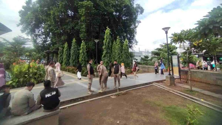 Satpol PP Kota Bogor Tertibkan PKL di Alun-alun