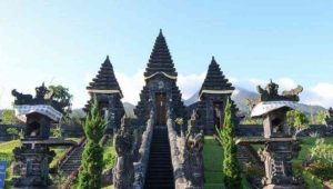 Tempat wisata religi di Bogor menarik untuk diulas, sebagai salah satu destinasi yang tidak boleh dilewatkan.