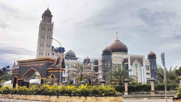 Tempat wisata religi di Bogor menarik untuk diulas, sebagai salah satu destinasi yang tidak boleh dilewatkan.