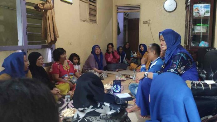 Terobos Hujan Dengarkan Aspirasi Warga, Caleg Naviri Priliarahma Blusukan di Kampung Gudang