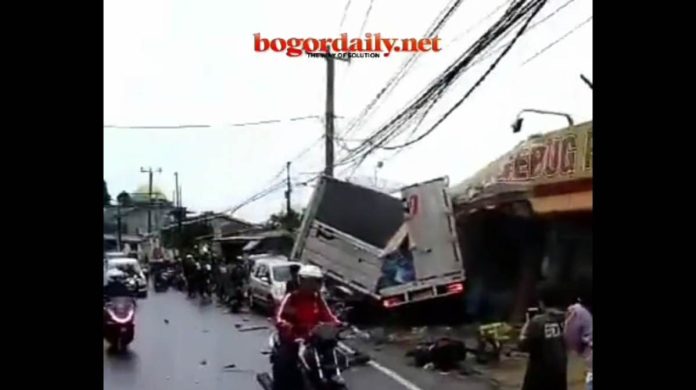 Video Detik-detik Mencekam Tabrakan Beruntun di Cisarua Puncak Bogor