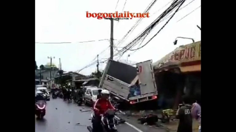 Video Detik-detik Mencekam Tabrakan Beruntun di Cisarua Puncak Bogor