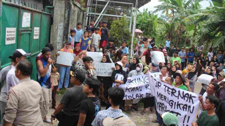 Warga Protes Minta Ternak Ayam di Gunungsindur Ditutup