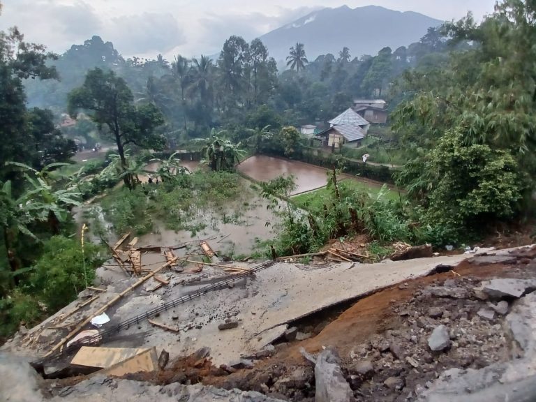 Dampak Hujan Deras di Kabupaten Bogor, Longsor Hancurkan Jalan dan Rumah Warga