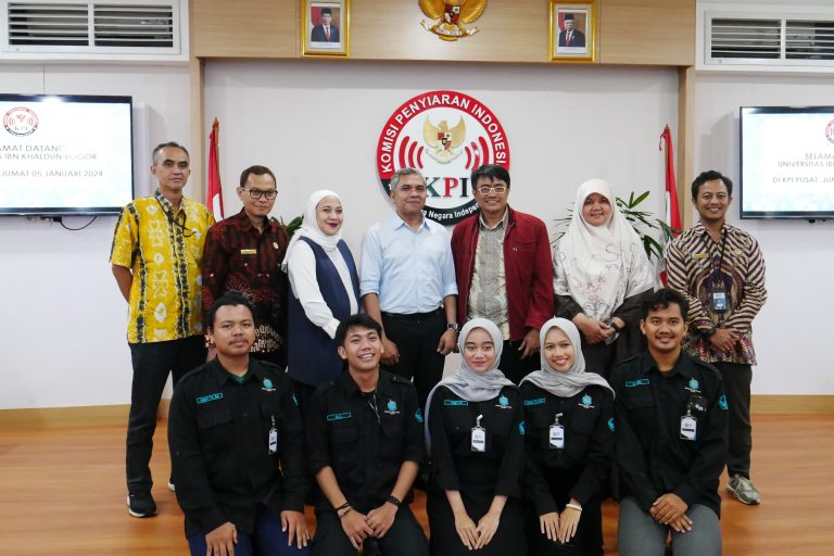 5 Mahasiswa KPI UIKA Luncurkan Buku Dinamika Program Siaran Televisi di Indonesia