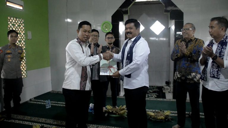 Menteri ATR/BPN Beri Sertifikat Huntap kepada Masyarakat Terdampak Bencana Cigudeg