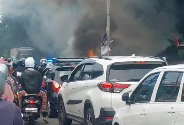 Mobil Terbakar di Jalan Raya Bogor: Taksi Online yang Bawa Penumpang