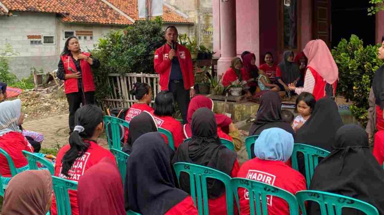 Emak-emak di Cilendek Timur Dukung Donal Jadi Anggota DPRD
