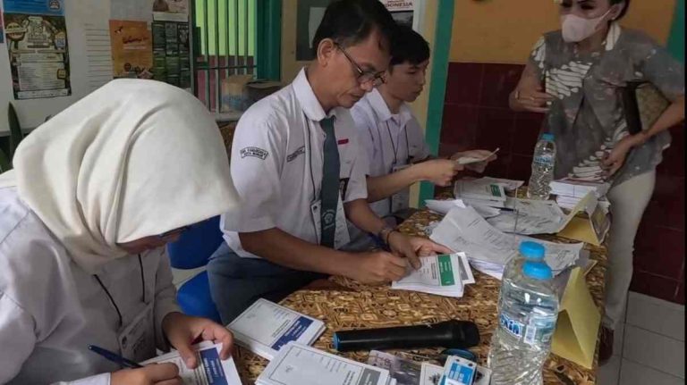 KPPS TPS 2 Bogor Tampilkan Keunikan, Petugas KPPS Kenakan Seragam Sekolah dan Pramuka