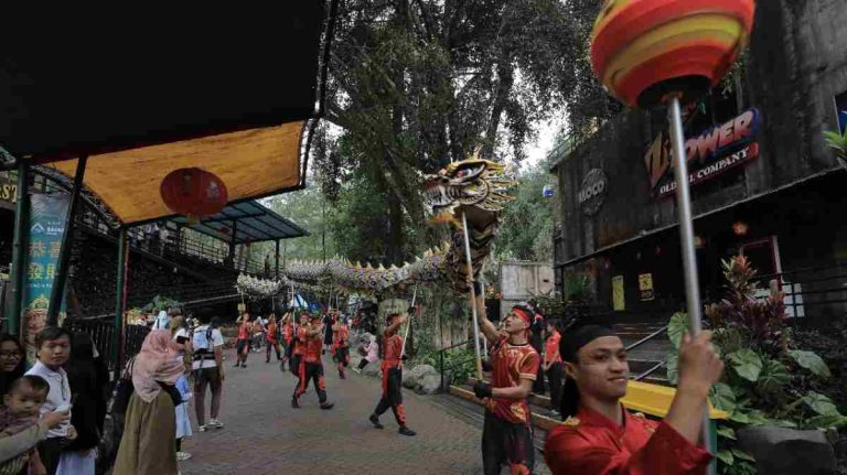 Meriah! Semarak Parade ‘Year Of Dragon’ Imlek 2024 di Taman Safari Bogor