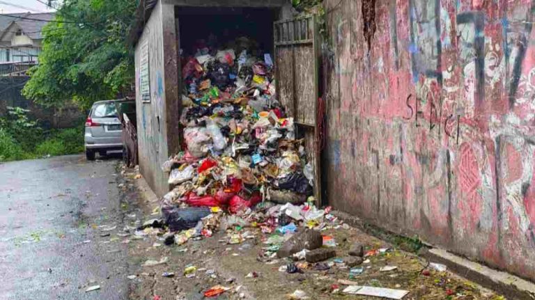 Warga Katulampa Keluhkan Kondisi Sampah di TPS yang Tak Terawat 