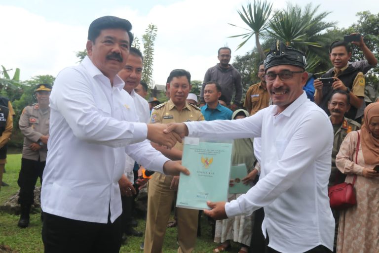 Menteri ATR Bagikan Seribu Sertifikat PTSL di Pamijahan Bogor