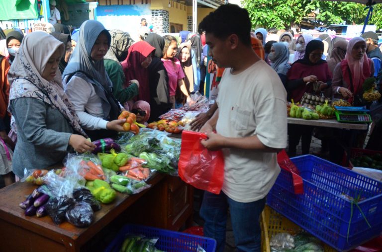 Gerakan Pangan Murah Pemkab Bogor: Warga Padati Pasar Murah di Cibinong