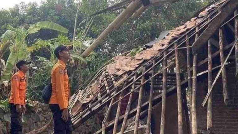 4 Kecamatan di Kabupaten Bogor Berantakan Diterjang Hujan Badai 
