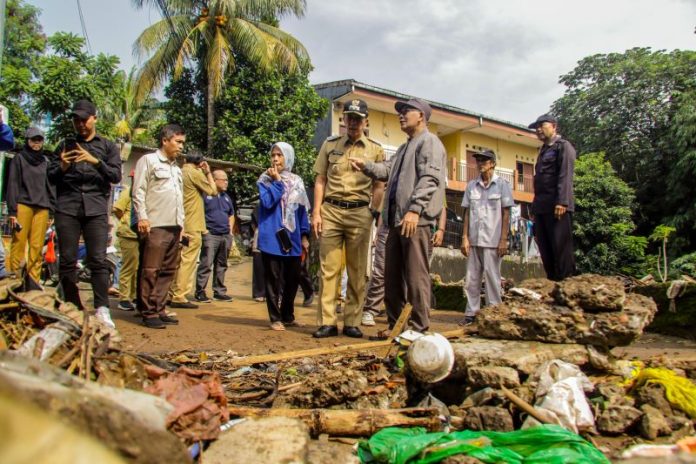 Wakil Wali Kota Bogor, Dedie A Rachim meninjau sejumlah titik lokasi bencana di Kota Bogor. (Foto: Dok. Pemkot Bogor)