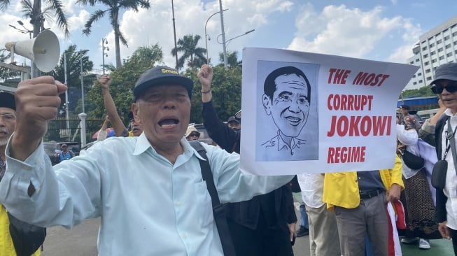 Massa Pendukung dan Kontra Pemakzulan Jokowi Berhadapan-hadapan di Depan Gedung DPR