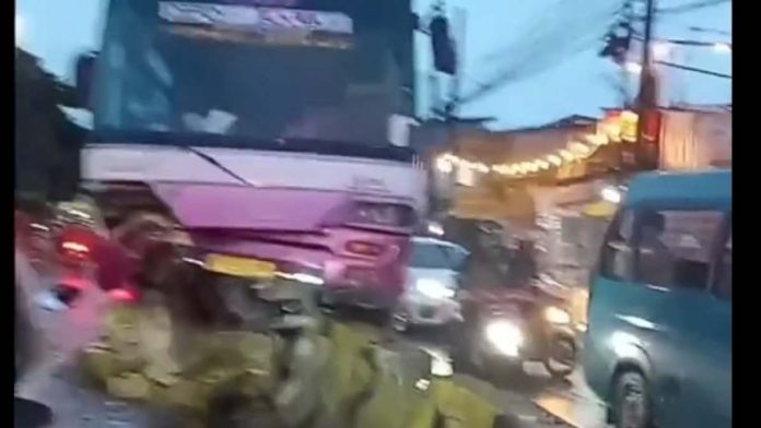 Kecelakaan Bus di Ciawi Bogor, Mobil Nyangkut di Pembatas Jalan. Macet Total!