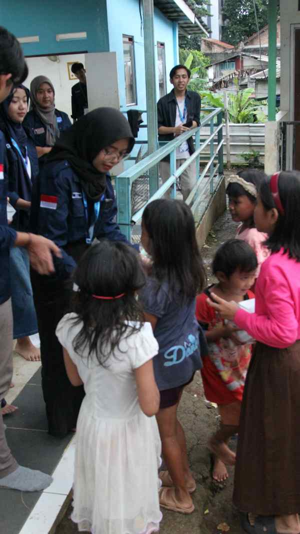 Komunitas Bogor Melaju Bagi-Bagi Takjil di Kampung Mongol Kota Bogor_1