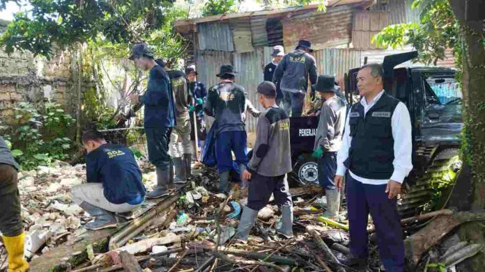 Lurah Kedung Badak Karjono Ajak Warga Gotong-royong Bersihkan Saluran Air