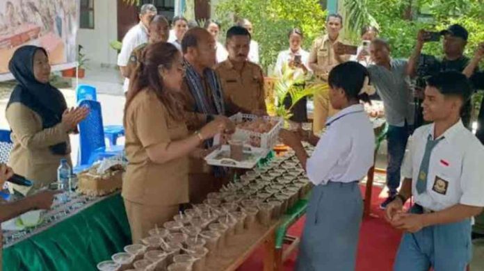 Melihat Program Makan Siang Gratis Siswa SMA Pertama di Indonesia 