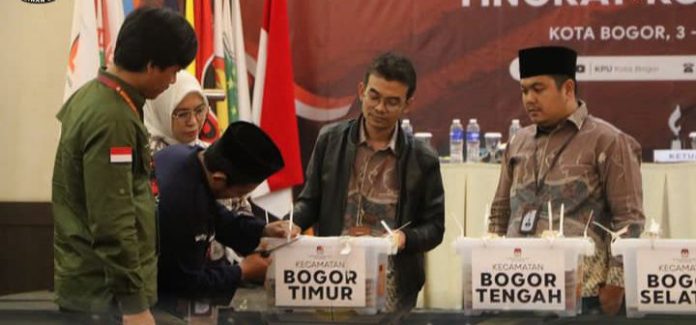 Rapat pleno terbuka hasil penghitungan perolehan suara Pemilu 2024 tingkat Kota Bogor di Pajajaran Suite Hotel.