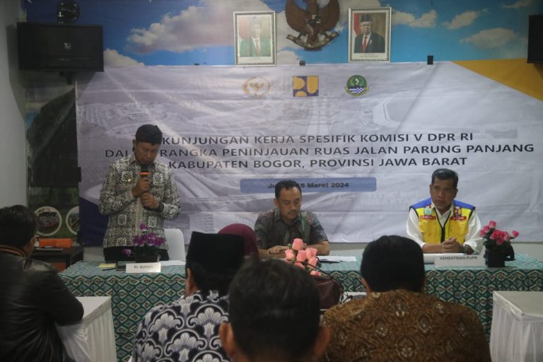 Pj Bupati Bogor dan Komisi V DPR RI Tinjau Infrastruktur dan Transportasi di Parung Panjang
