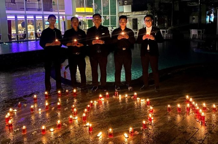 Swiss-Belcourt Bogor menggelar Earth Hour dengan memadamkan listrik selama satu jam.