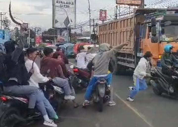 Tawuran Pelajar di Cikereteg Bogor Viral, Acungkan Celurit di Jalan Raya