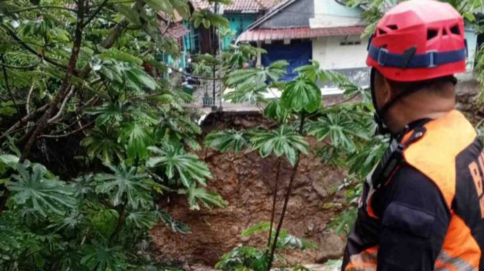 Tebing 12 Meter Longsor di Kota Bogor, 2 Motor Hanyut 2 Rumah dalam Bahaya
