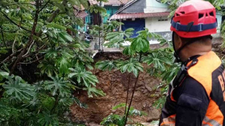 Tebing 12 Meter Longsor di Kota Bogor, 2 Motor Hanyut 2 Rumah dalam Bahaya