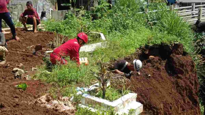 Tergerus Longsor, 16 Makam Direlokasi di Muarasari Kota Bogor 