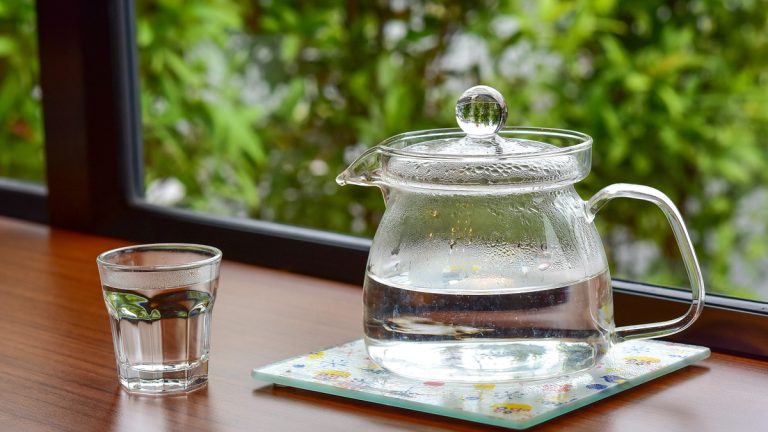 5 Manfaat Luar Biasa Minum Air Hangat untuk Kesehatan Tubuh Anda