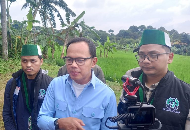 Bima Arya Hadiri Kemah Bakti HMI dan Tanam Pohon di Mulyaharja Bogor Selatan