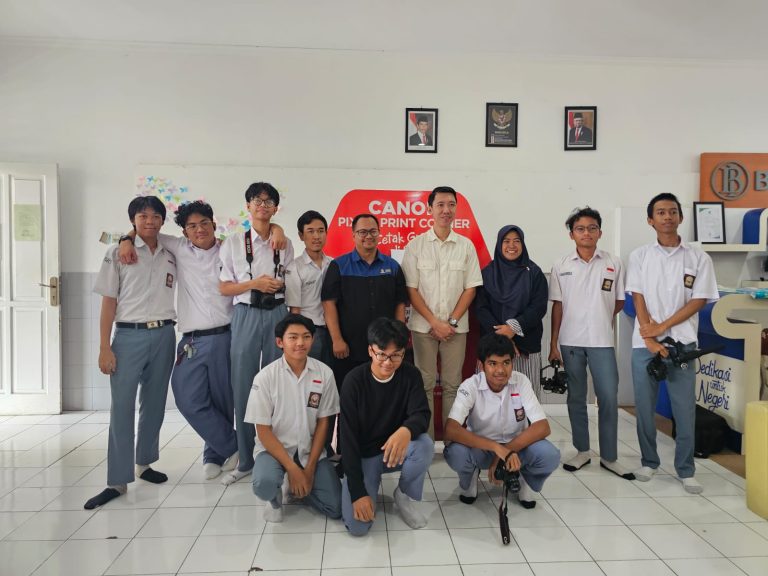 Dukung Proses Belajar Mengajar, Canon Indonesia Beri Printer Gratis ke SMA Bina Insani