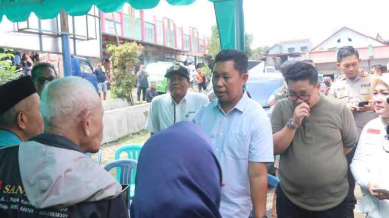 Dirut Perumda Pasar Tohaga Dampingi Pj Bupati Bogor Tinjau Operasi Pasar Murah di Cigombong 