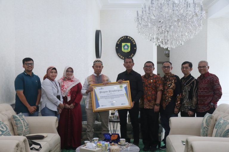 Pj Bupati Bogor Terima Penghargaan Implementasi SimGaji Berbasis Web