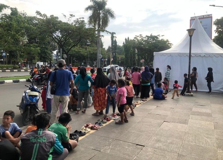 Hari Pertama Ramadan, Puluhan Warga Antre Takjil di Depan Pemkab Bogor