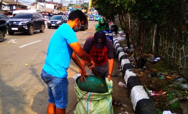 Karang Taruna dan Posraya Sapu Bersih Sampah Bekas Malam Takbiran di Ciawi