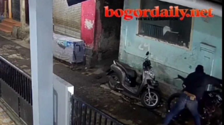 Maling Motor Berpistol Tembaki Warga Ciheuleut Bogor saat Tertangkap Basah, Viral! 
