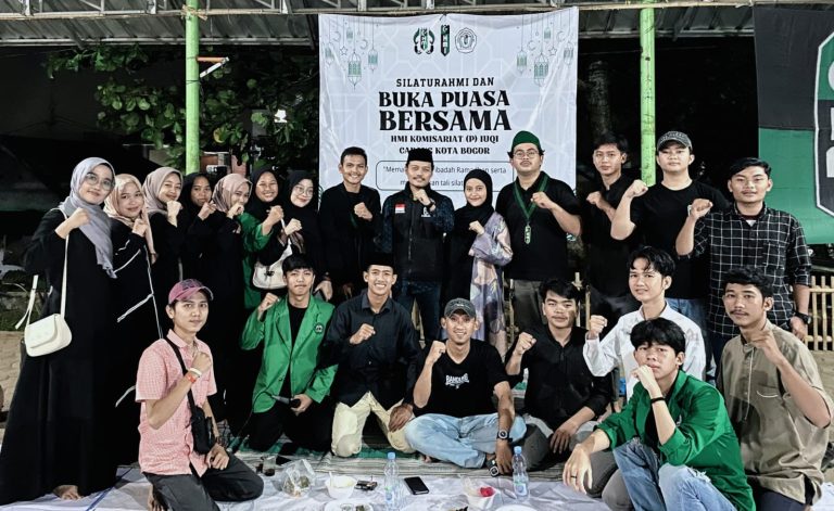 Implementasikan Ikrar, HMI IUQI Berbagi Takjil di Alun-Alun Leuwiliang Bogor