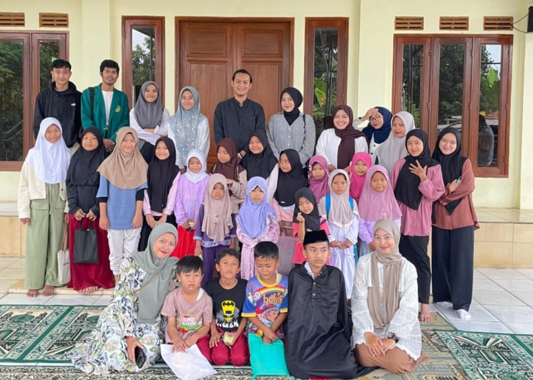 KBM HMI Cabang Kota Bogor Distribusikan Iqro Gratis di Mulyaharja