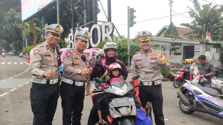 Satlantas Polresta Bogor Kota Bagikan Sabuk Keselamatan untuk Pemudik