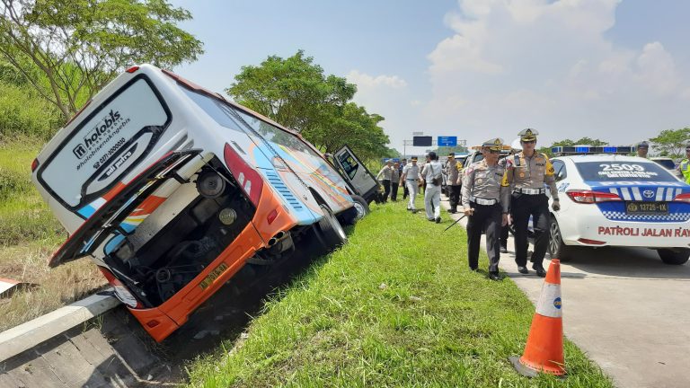 Bus Rosalia Indah Kecelakaan di KM 370 Tol Batang, 7 Orang Tewas
