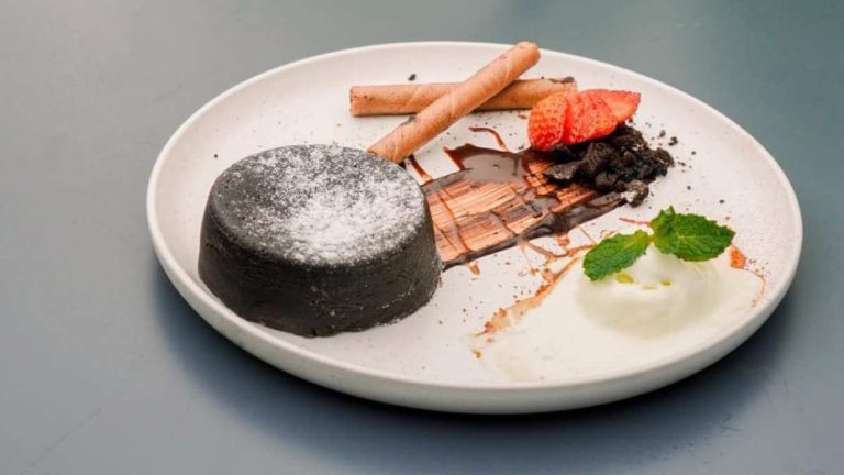 Max-Max Cafe & Resto Bogor Hadirkan Lezatnya Dessert Choco Lava yang Menggoda
