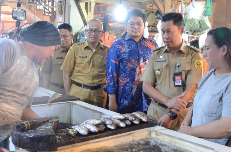 Pj Bupati Bogor dan Komisi IV DPR ke Pasar Cibinong, Pantau Stok dan Harga Pangan Jelang Lebaran