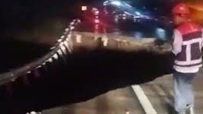 Video Detik-detik Longsor Jalan Tol Bocimi dan Mobil Terperosok. Lalulintas Ditutup! 