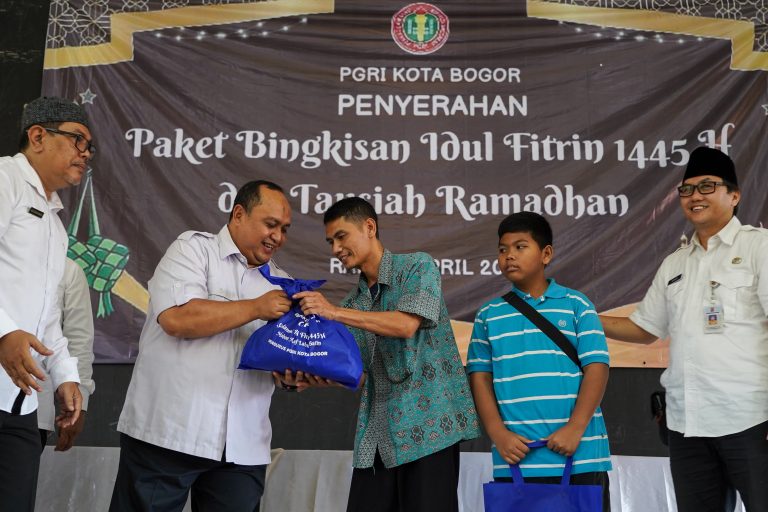 Atang Trisnanto Bersama PGRI Kota Bogor Bagikan Bingkisan Idul Fitri