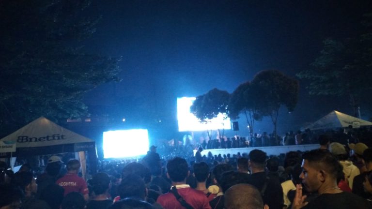 Antusias, Ribuan Pendukung Nobar Timnas Indonesia Vs Uzbekistan di Stadion Pakansari