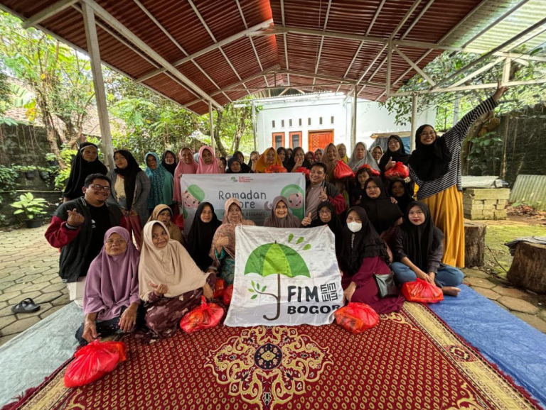 FIM Bogor Berbagi: Beri Bingkisan Lebaran Para Janda di Cikaret
